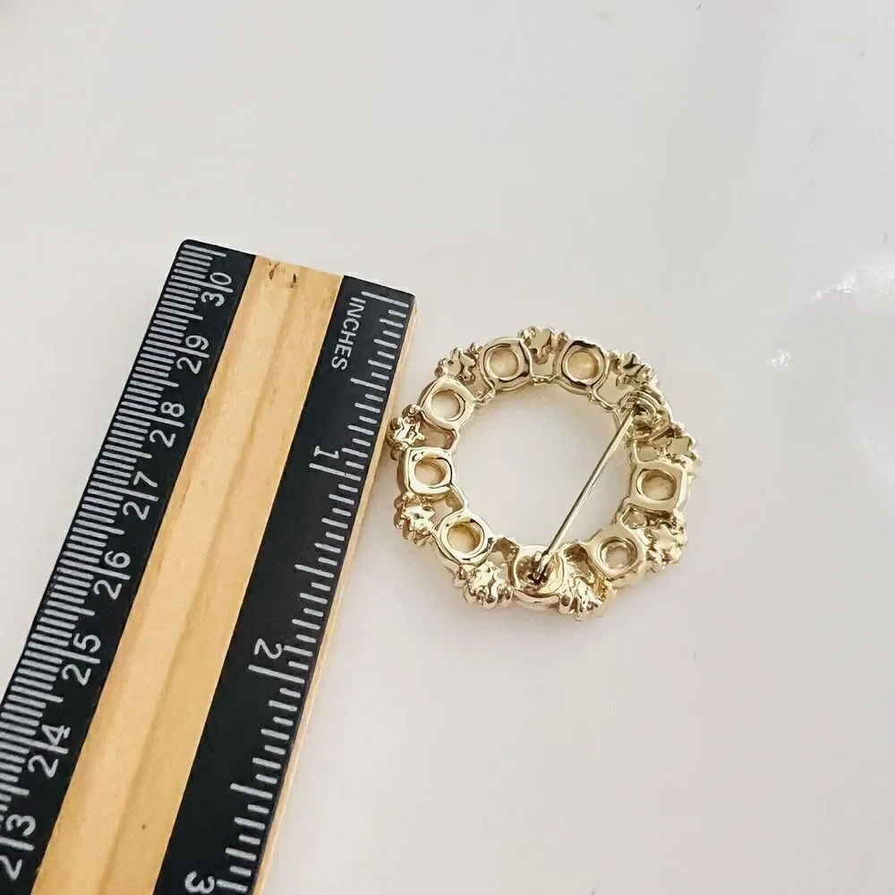 Vintage Brooch Pin with Daisy’s MOTHER OF PEARL Enamel Wreath Gold Tone 1305